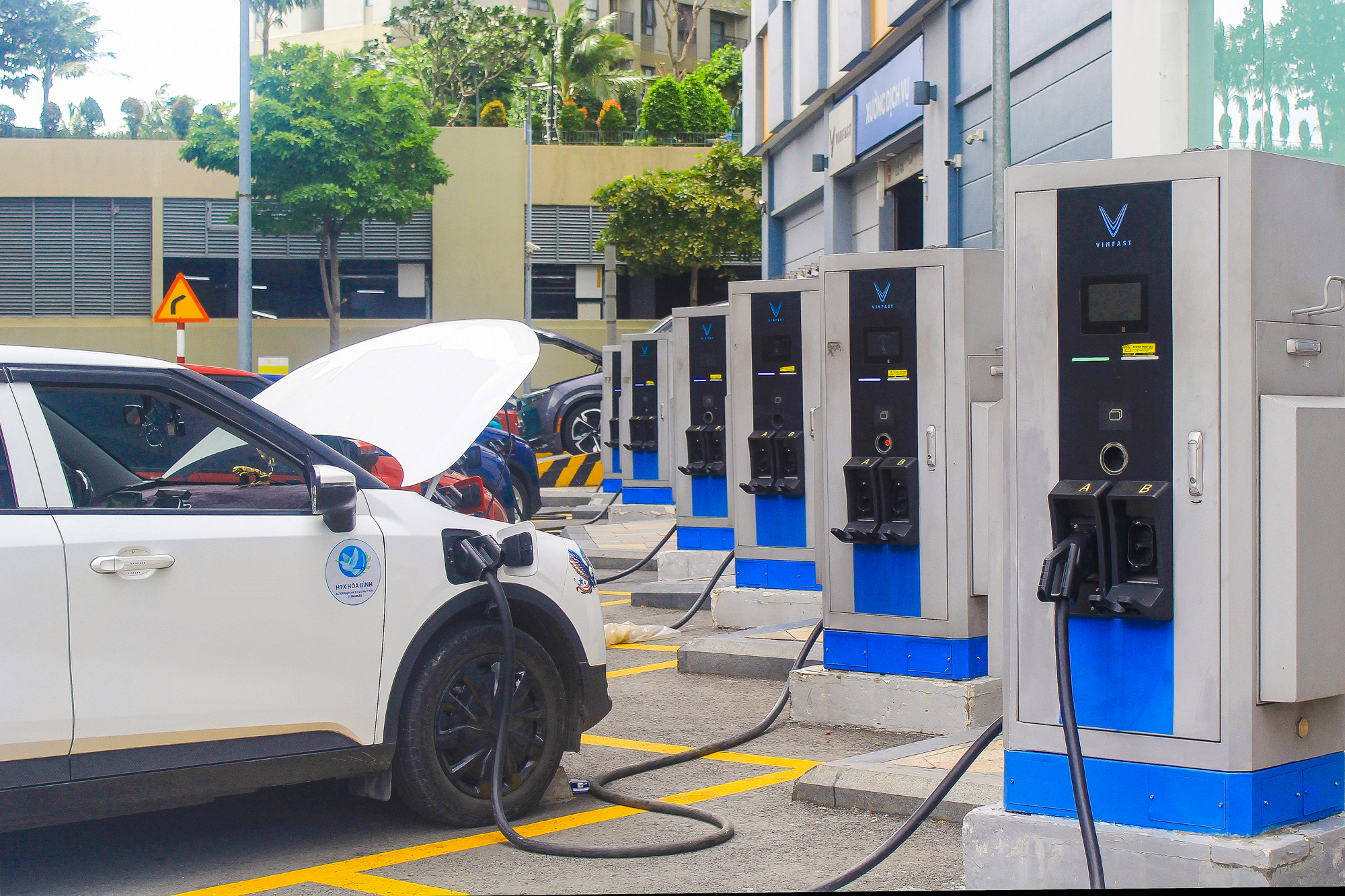 Trạm sạc xe điện phủ khắp nơi, tốc độ triển khai gấp đôi dự kiến, kế hoạch 10.000 tỷ của ông Phạm Nhật Vượng dần thành hiện thực - Ảnh 4