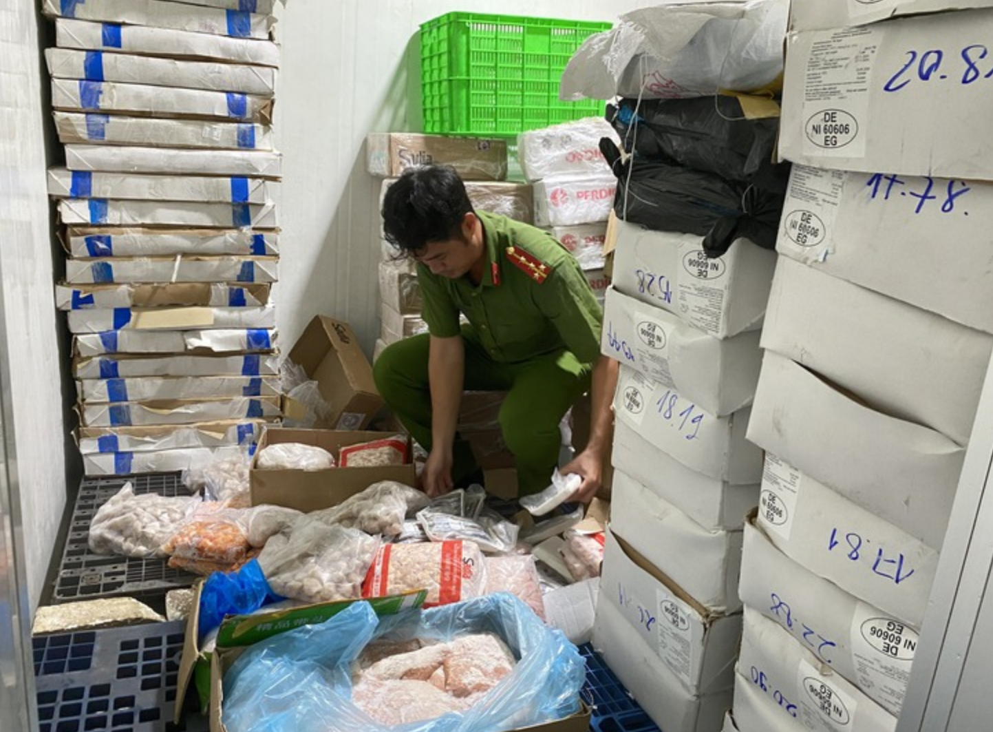 Công an TP HCM kiểm tra 3 kho lạnh, phát hiện gần 70 tấn nội tạng, thịt động vật không rõ nguồn gốc - Ảnh 1