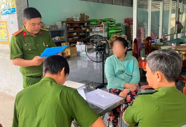 Cà Mau phát hiện hơn 11 tấn phân bón không rõ nguồn gốc - Ảnh 1