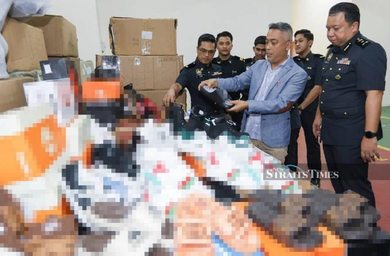 Theo dõi 3 tuần liên tiếp, cảnh sát đột kích 8 nhà kho phát hiện đường dây buôn bán trái phép xuyên biên giới, thu giữ 15.000 sản phẩm hàng nhái - Ảnh 1