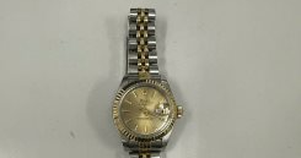 Sân bay Tân Sơn Nhất tìm người bỏ quên đồng hồ "logo Rolex", giày "có chữ Versace"