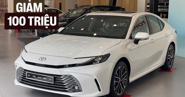 Toyota Camry giảm giá 100 triệu đồng tại đại lý: Bản 'base' còn hơn 1,1 tỷ, vẫn đắt hơn 200 triệu so với Mazda6 bản 'full'