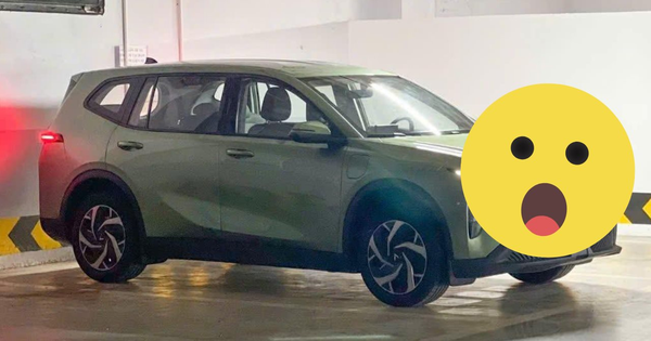 VinFast Limo Green lộ diện ngoài đời, ảnh tràn ngập mạng xã hội: Thiết kế của xe do người Việt làm 100%