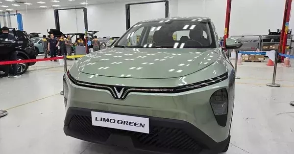 Ảnh thực tế mẫu MPV VinFast Limo Green vừa lộ diện