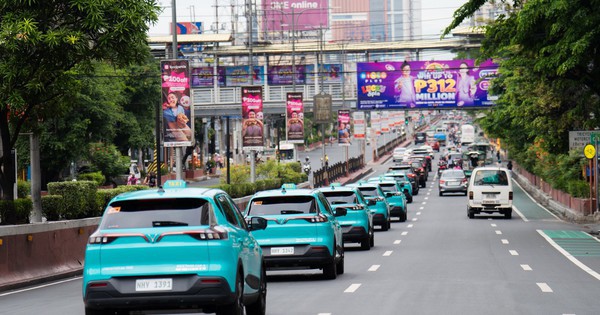 Công ty taxi của ông Phạm Nhật Vượng chính thức 'đổ bộ' quốc gia hơn 100 triệu dân, ứng dụng lọt top 1 trên Android và iOS với 100.000 lượt tải