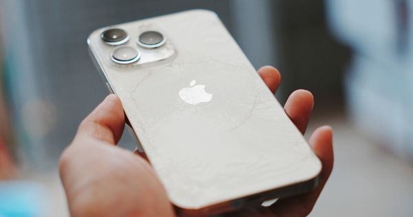 iPhone 13 Pro sau 2 năm: Mặt lưng vỡ nát, pin còn 82%, không muốn lên đời nhưng có thể phải nghĩ lại vì iOS 26