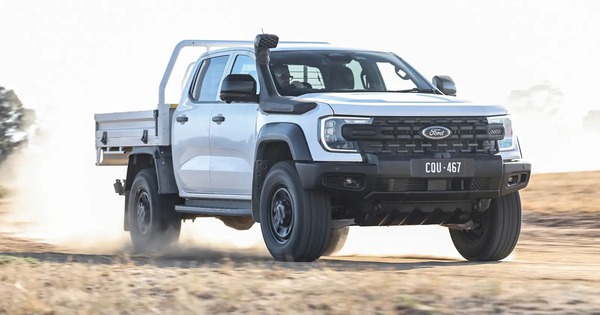 Ford Ranger 'siêu trường' giá gấp đôi bản thường, vẫn phải thêm tiền để có 'thùng hàng' đúng nghĩa, máy V6 chỉ 206 mã lực, kéo được 4,5 tấn hàng