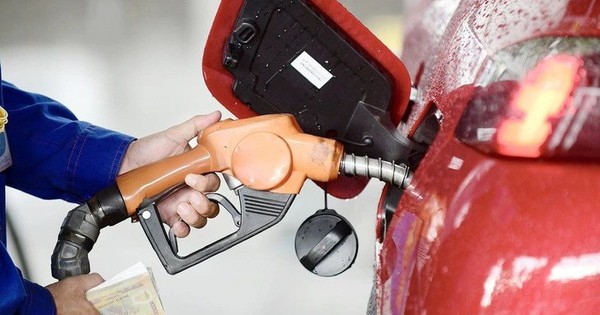 Giá xăng dầu tăng mạnh, có loại tăng gần 1.500 đồng/lít