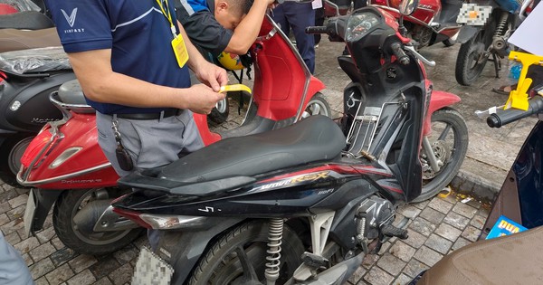 Vừa tới sự kiện, nam thanh niên 'mất' luôn chiếc Wave gắn bó hơn chục năm 'vào tay VinFast'