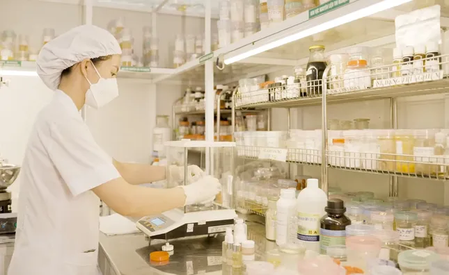 Vào 'lò' gia công mỹ phẩm - Ảnh 2