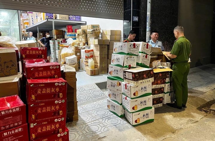 Công an Hà Nội phát hiện số lượng lớn bánh kẹo không rõ nguồn gốc ở La Phù - Ảnh 1