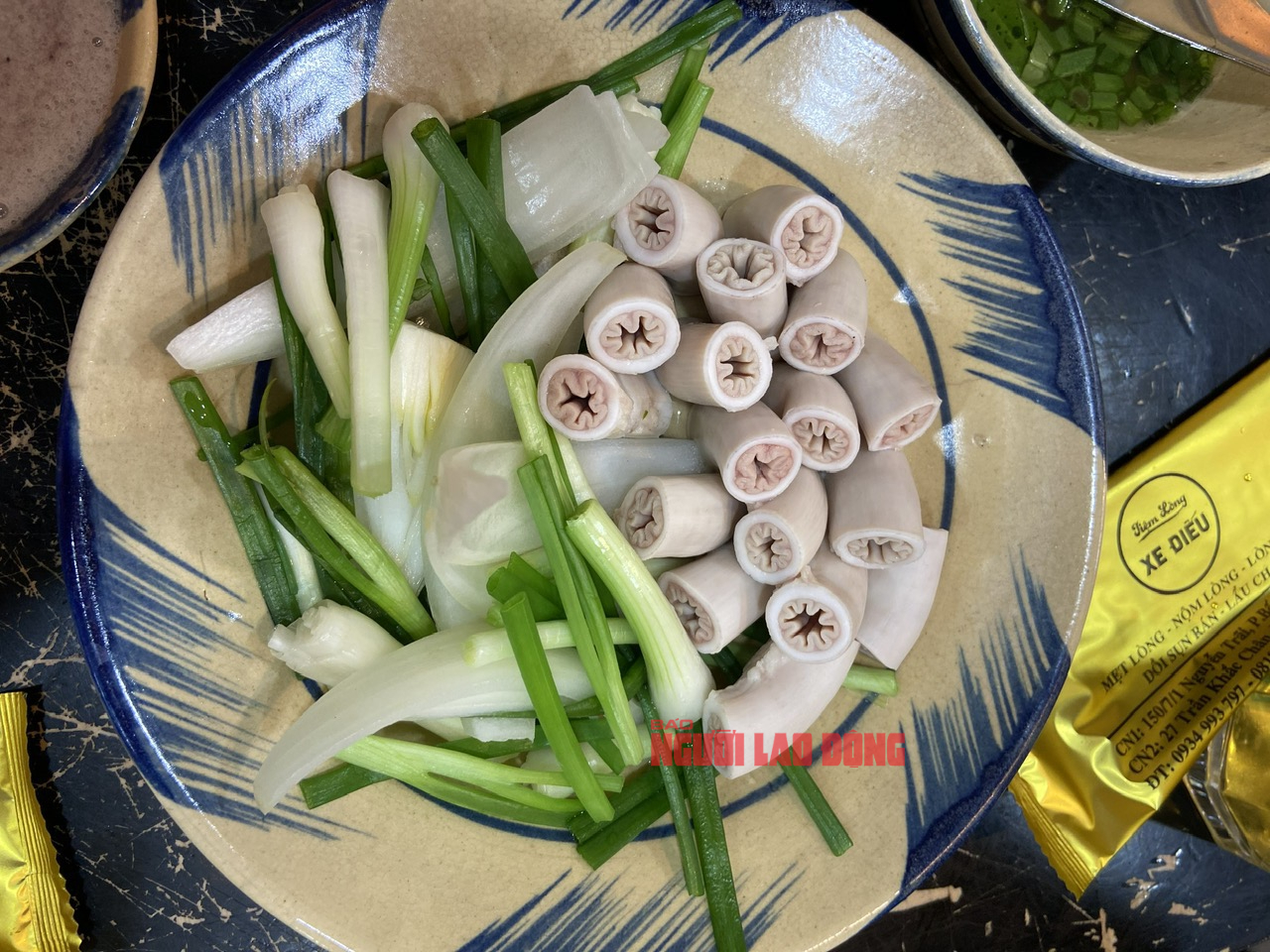 Hai tiệm lòng xe điếu ở TP HCM bị xử phạt - Ảnh 1