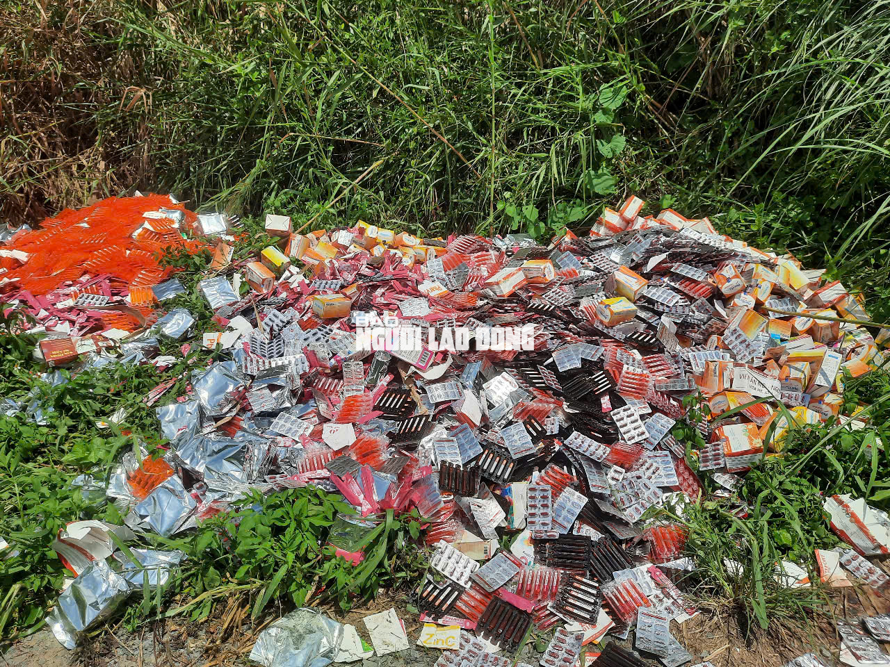 Phát hiện số lượng lớn thuốc, thực phẩm chức năng bỏ ở Bình Chánh - Ảnh 1