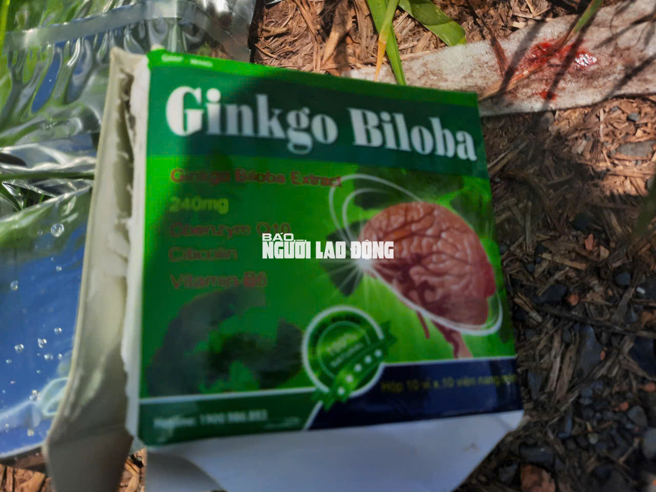 Phát hiện số lượng lớn thuốc, thực phẩm chức năng bỏ ở Bình Chánh - Ảnh 2