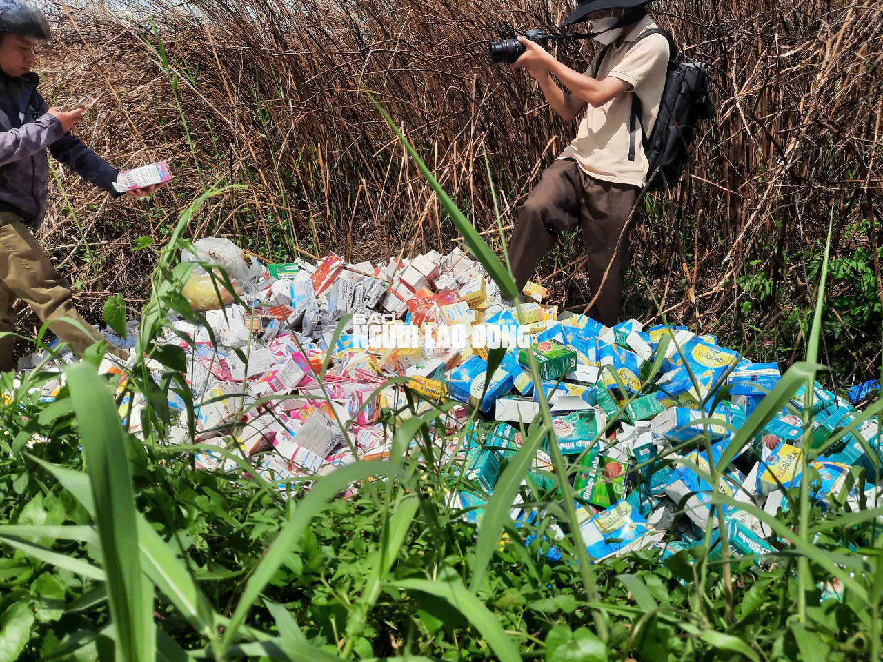 Phát hiện số lượng lớn thuốc, thực phẩm chức năng bỏ ở Bình Chánh - Ảnh 3