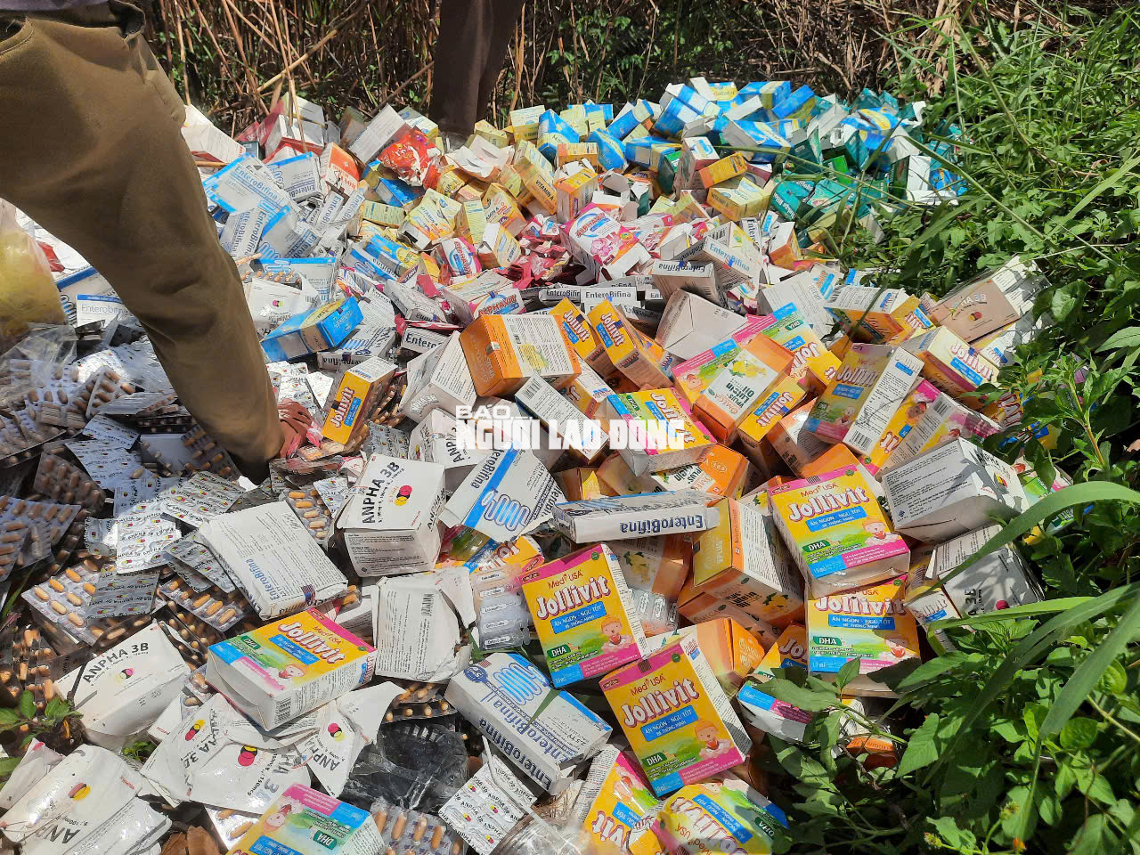 Phát hiện số lượng lớn thuốc, thực phẩm chức năng bỏ ở Bình Chánh - Ảnh 4