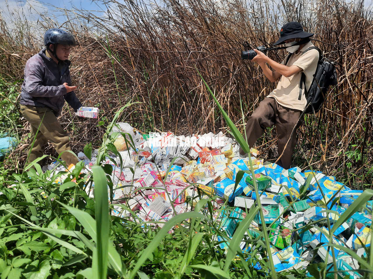 Phát hiện số lượng lớn thuốc, thực phẩm chức năng bỏ ở Bình Chánh - Ảnh 5