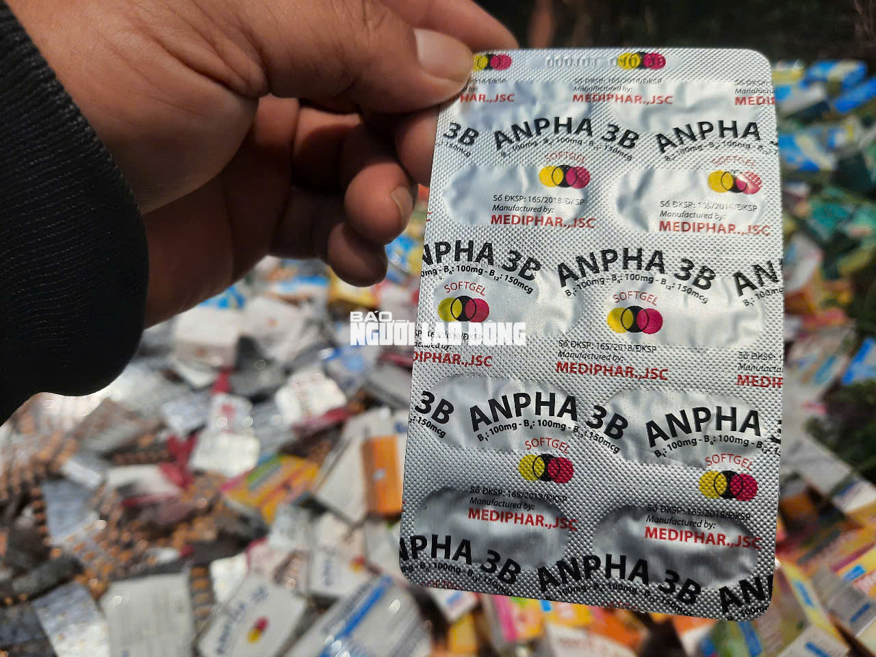 Phát hiện số lượng lớn thuốc, thực phẩm chức năng bỏ ở Bình Chánh - Ảnh 6