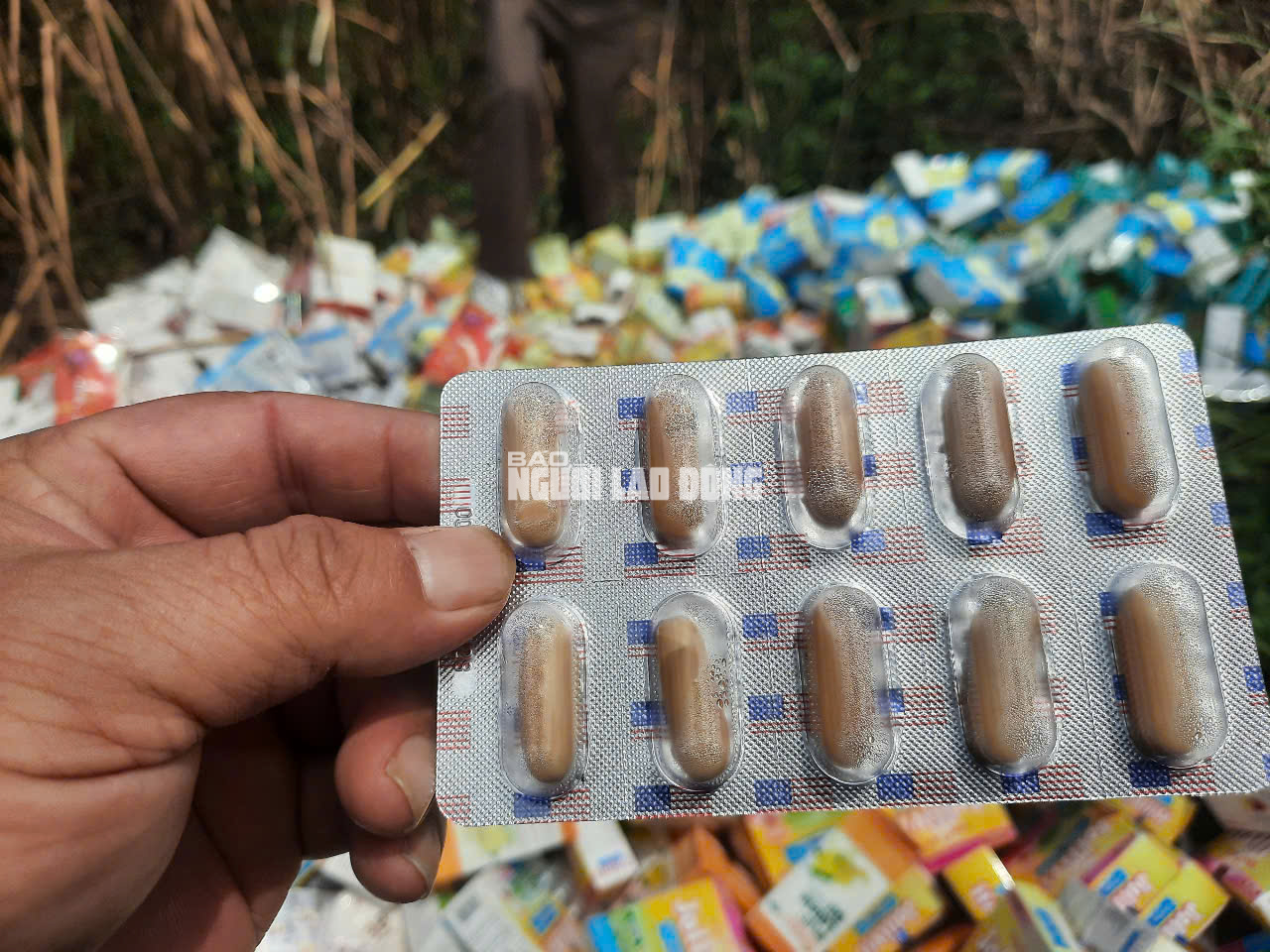 Phát hiện số lượng lớn thuốc, thực phẩm chức năng bỏ ở Bình Chánh - Ảnh 7