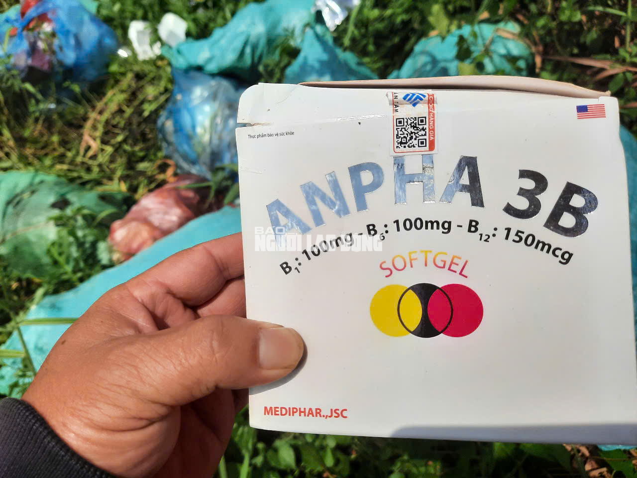 Phát hiện số lượng lớn thuốc, thực phẩm chức năng bỏ ở Bình Chánh - Ảnh 8