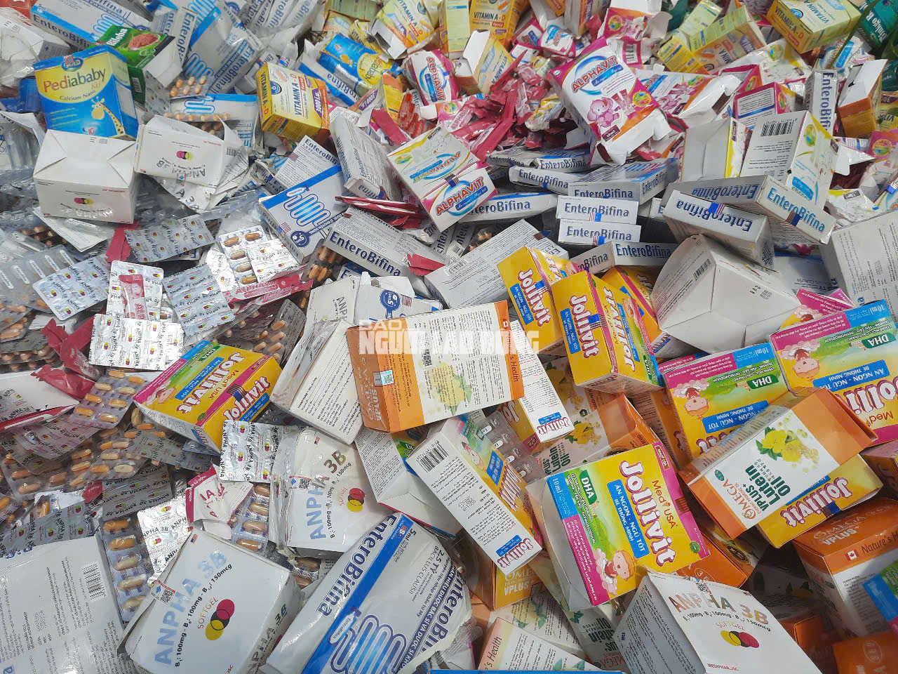 Phát hiện số lượng lớn thuốc, thực phẩm chức năng bỏ ở Bình Chánh - Ảnh 9