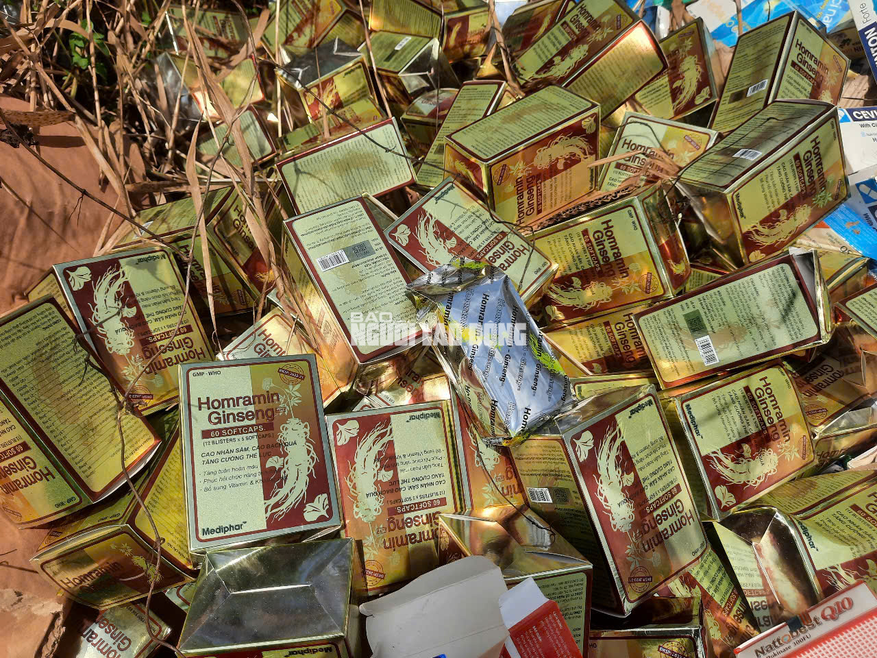 Phát hiện số lượng lớn thuốc, thực phẩm chức năng bỏ ở Bình Chánh - Ảnh 12