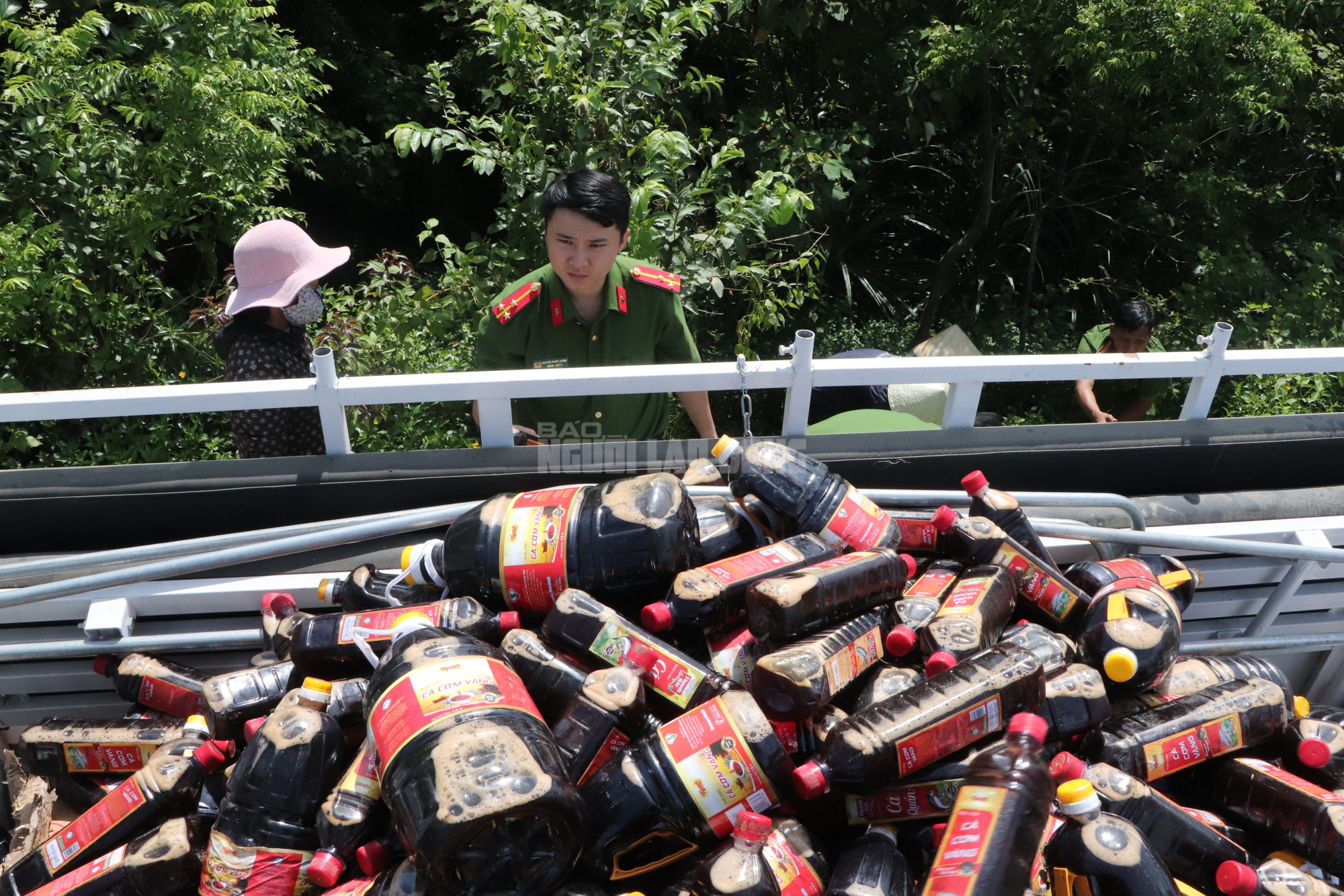 Nguồn gốc hàng ngàn chai nước mắm bị vứt bỏ ở Quảng Nam - Ảnh 1