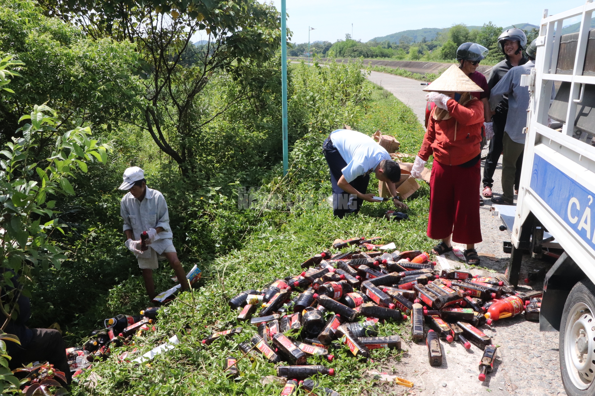 Nguồn gốc hàng ngàn chai nước mắm bị vứt bỏ ở Quảng Nam - Ảnh 2