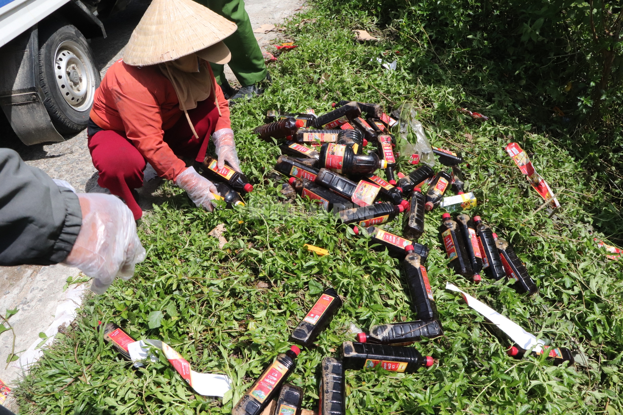 Nguồn gốc hàng ngàn chai nước mắm bị vứt bỏ ở Quảng Nam - Ảnh 3