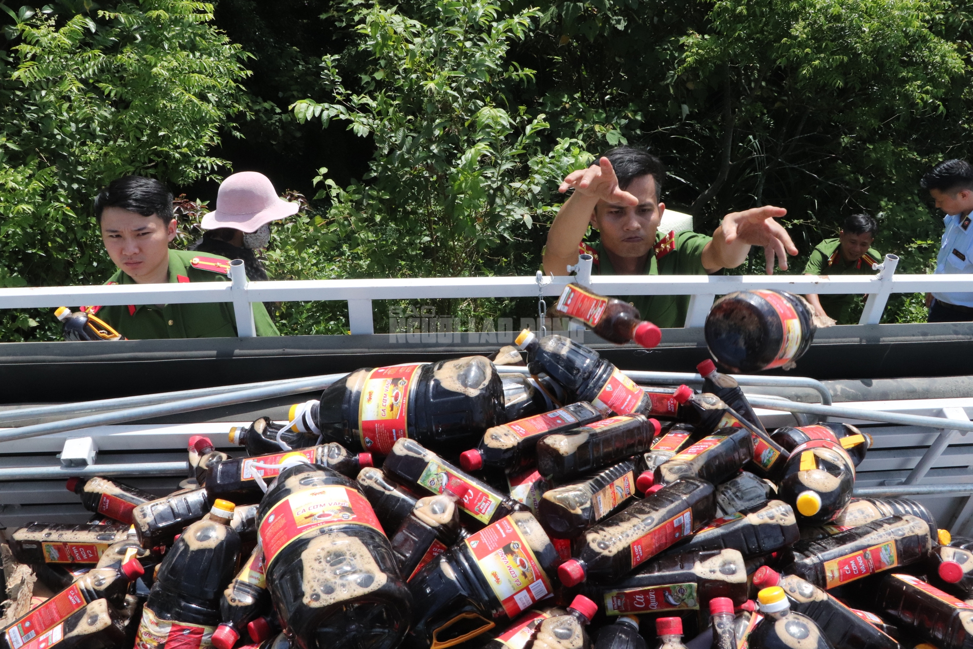 Nguồn gốc hàng ngàn chai nước mắm bị vứt bỏ ở Quảng Nam - Ảnh 4