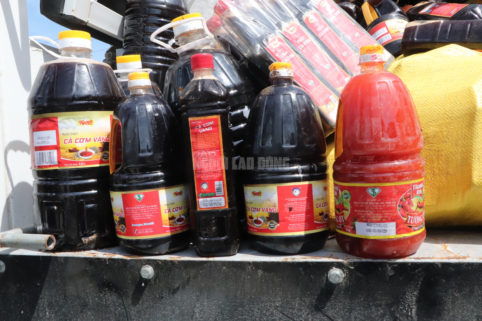 Nguồn gốc hàng ngàn chai nước mắm bị vứt bỏ ở Quảng Nam - Ảnh 9