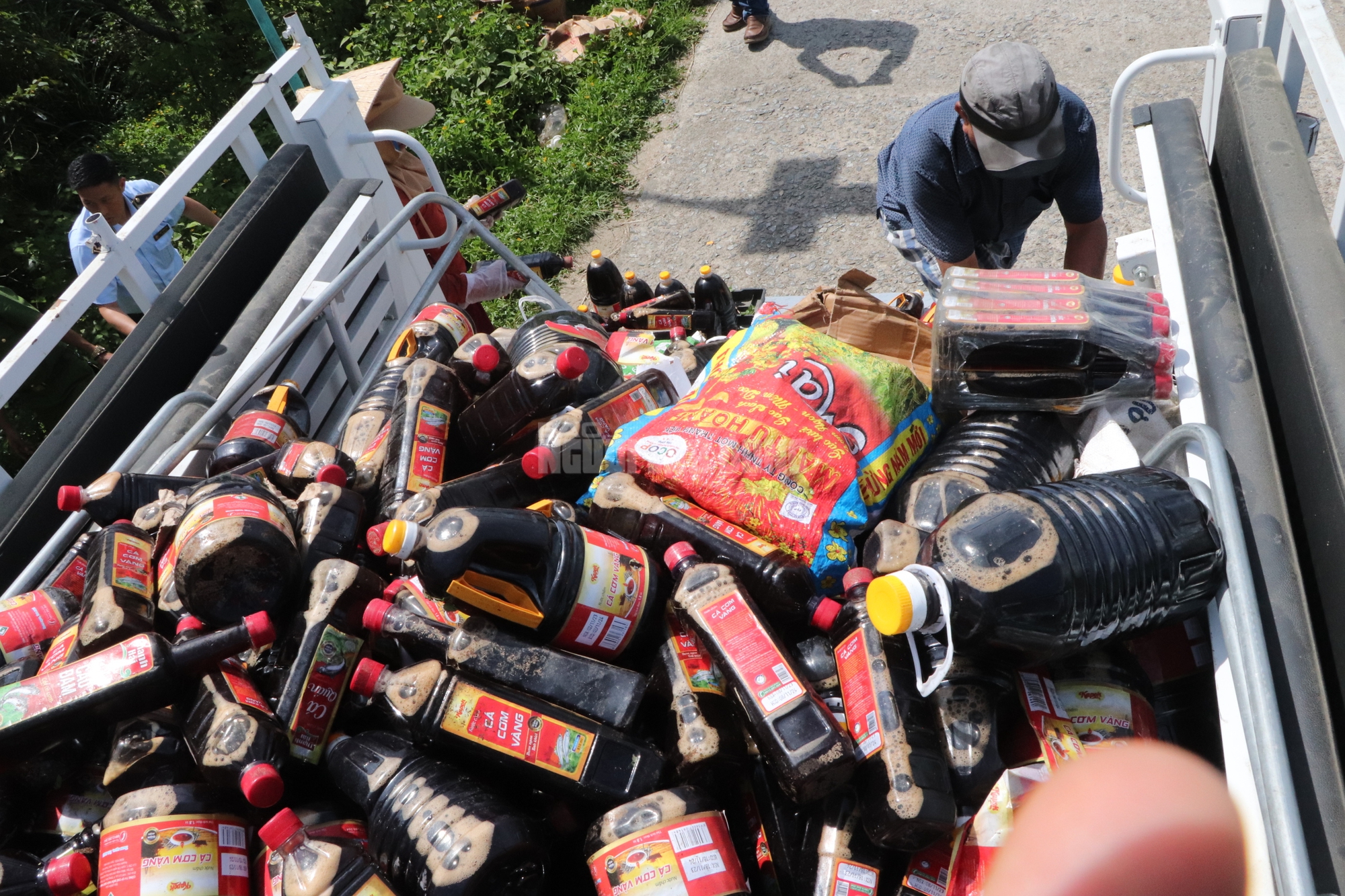 Nguồn gốc hàng ngàn chai nước mắm bị vứt bỏ ở Quảng Nam - Ảnh 11