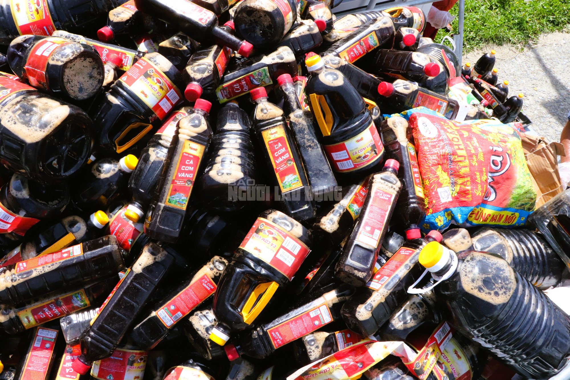 Bất ngờ với trụ sở công ty có hàng ngàn chai nước mắm bị vứt bỏ ở Quảng Nam - Ảnh 7