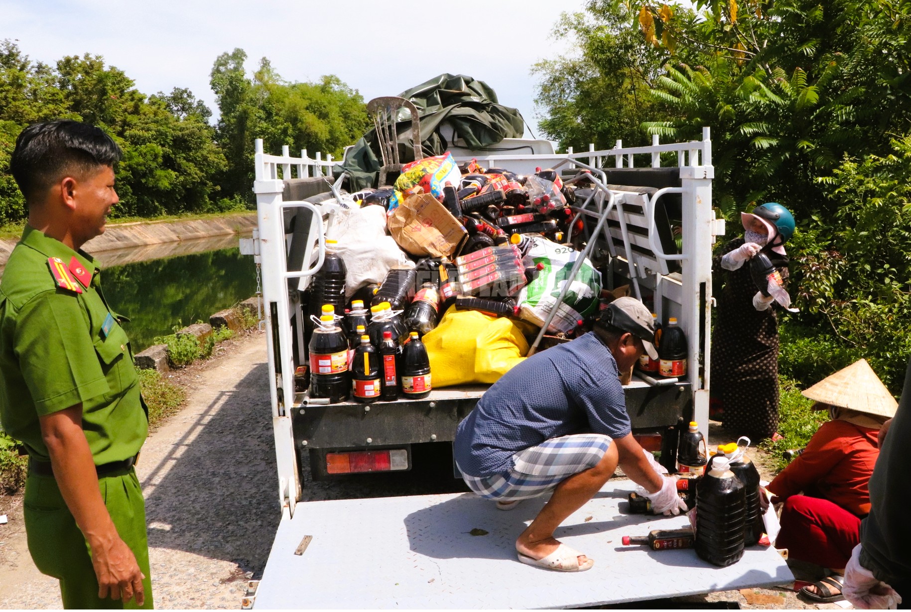 Bất ngờ với trụ sở công ty có hàng ngàn chai nước mắm bị vứt bỏ ở Quảng Nam - Ảnh 8