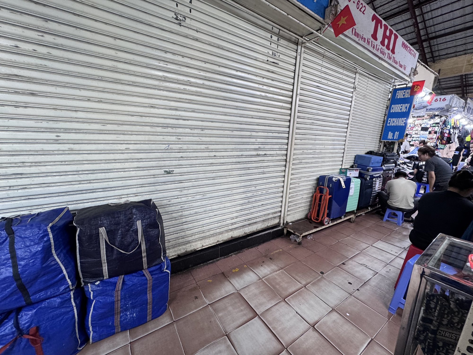 Hàng loạt sạp đóng cửa, sự lo âu bao trùm các chợ lớn ở TP HCM - Ảnh 8