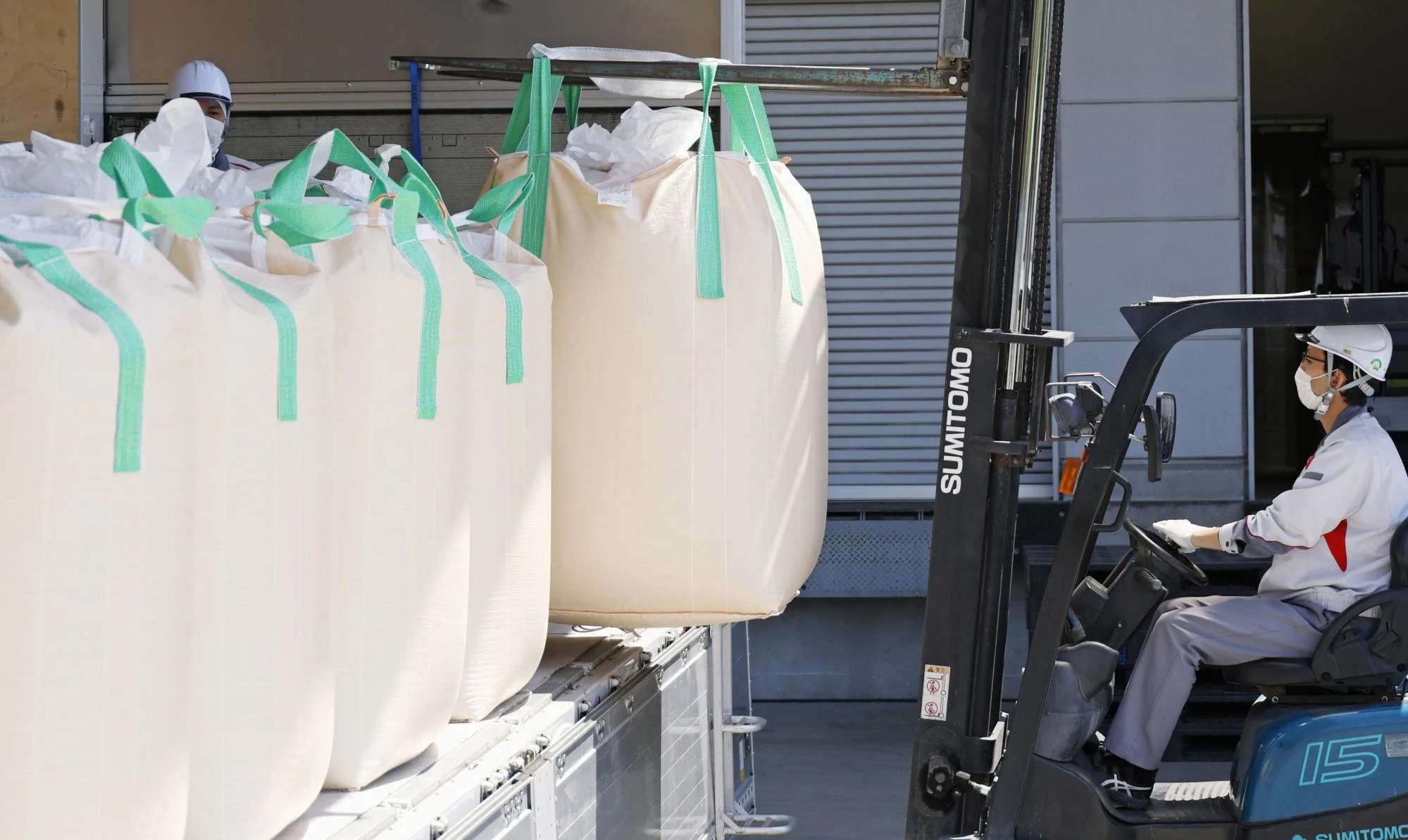 Chính phủ Nhật giải phóng kho gạo khẩn cấp: Người dân xếp hàng dài dưới mưa đợi mua, siêu thị cháy hàng - Ảnh 3