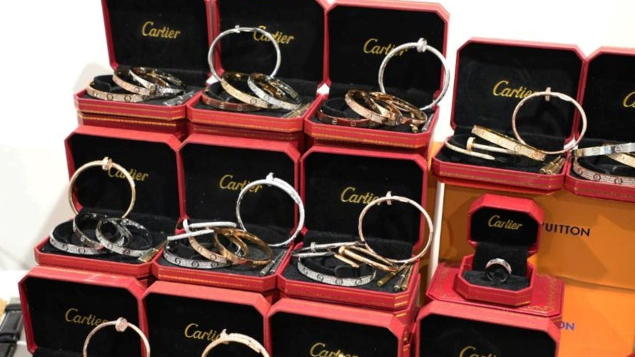 Đột kích căn biệt thự triệu đô của 2 anh em Tiktoker, cảnh sát vừa tịch thu 9 siêu xe, 270.000 USD tiền mặt và hàng trăm món đồ giả - Ảnh 4