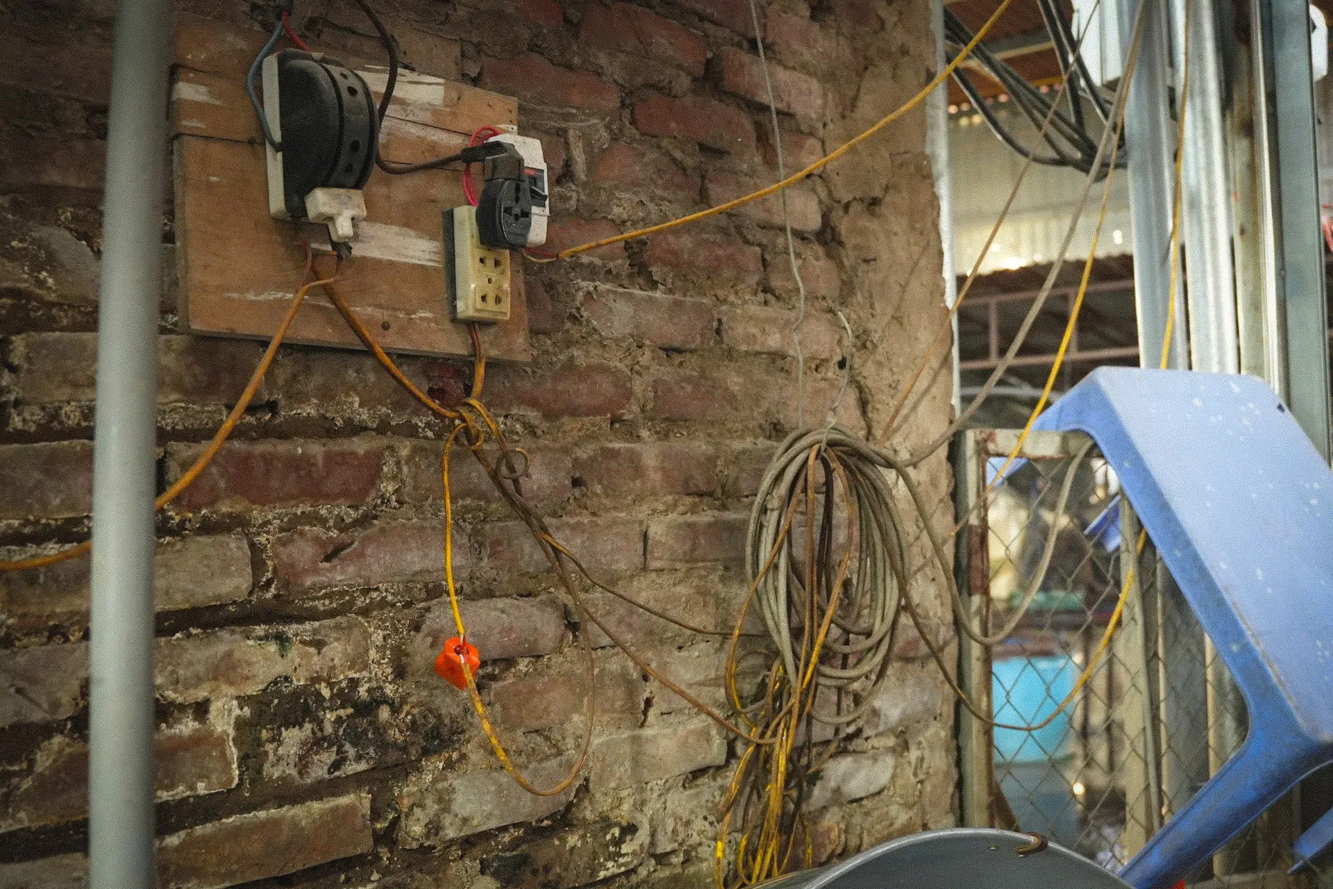 Bên trong chợ đầu mối thủy sản lớn nhất Thủ đô: Xuống cấp, chật chội, nhếch nhác - Ảnh 6