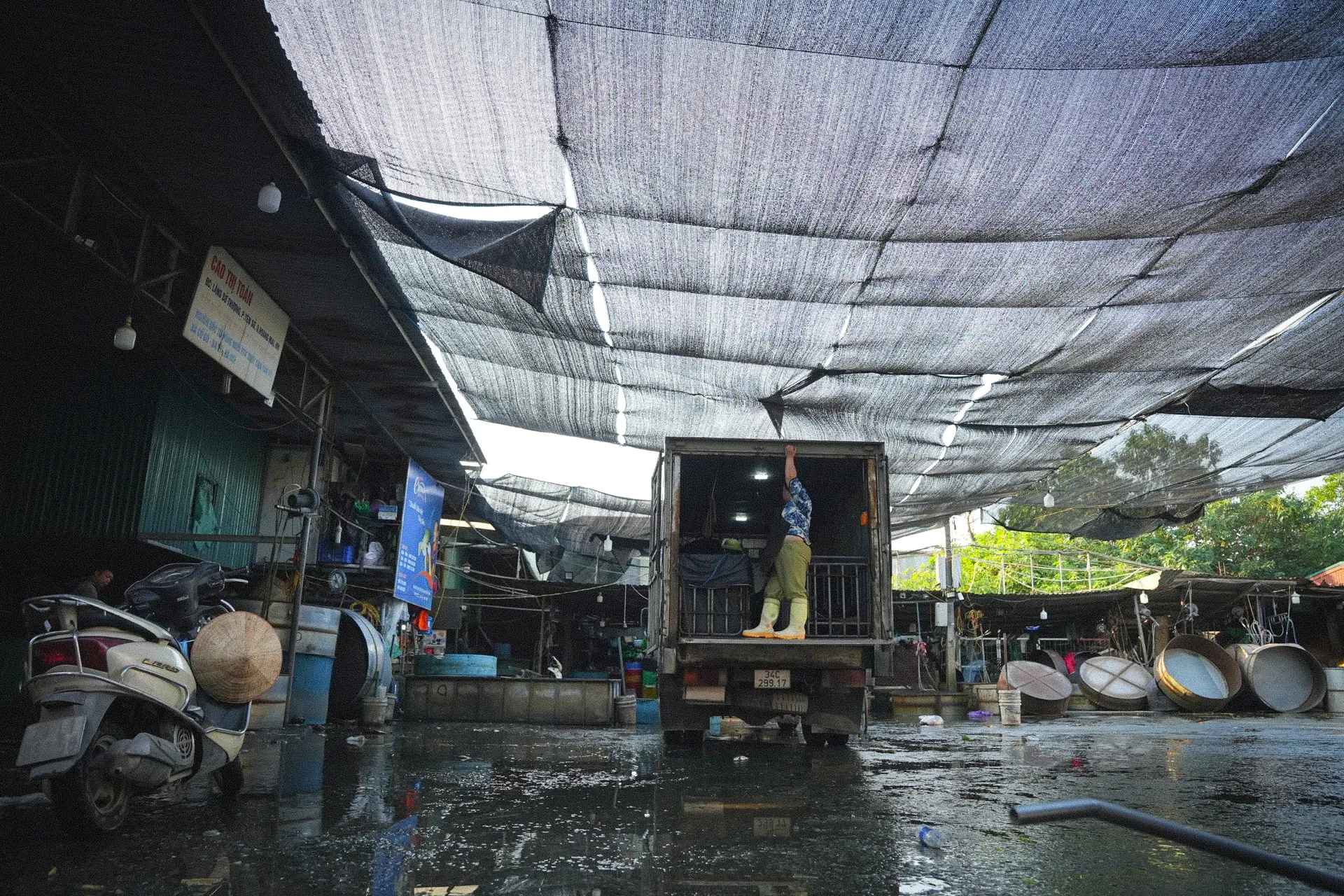 Bên trong chợ đầu mối thủy sản lớn nhất Thủ đô: Xuống cấp, chật chội, nhếch nhác - Ảnh 8