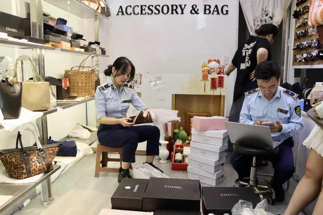 Phạt nặng 2 đơn vị kinh doanh hàng Hermès, Chanel dởm - Ảnh 1