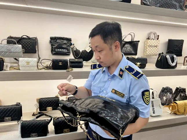 Đà Nẵng: Bán túi Chanel, LV, Gucci 'dỏm' bị phạt hơn 110 triệu đồng - Ảnh 1