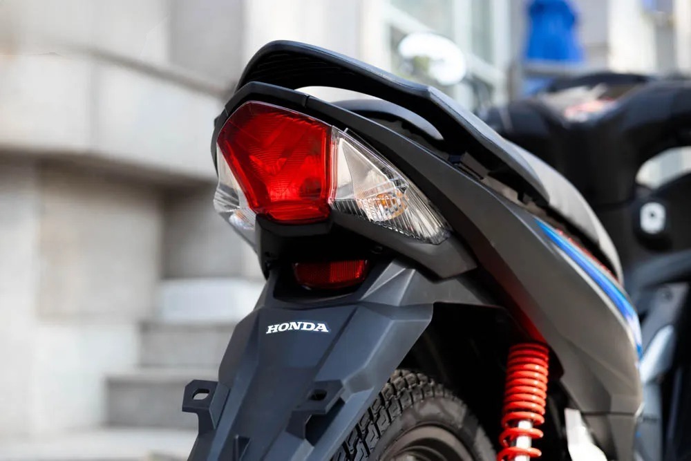 Xe máy số “siêu tiết kiệm” của Honda bất ngờ giảm sâu, chỉ tốn 1,56 lit/100 km - Ảnh 1