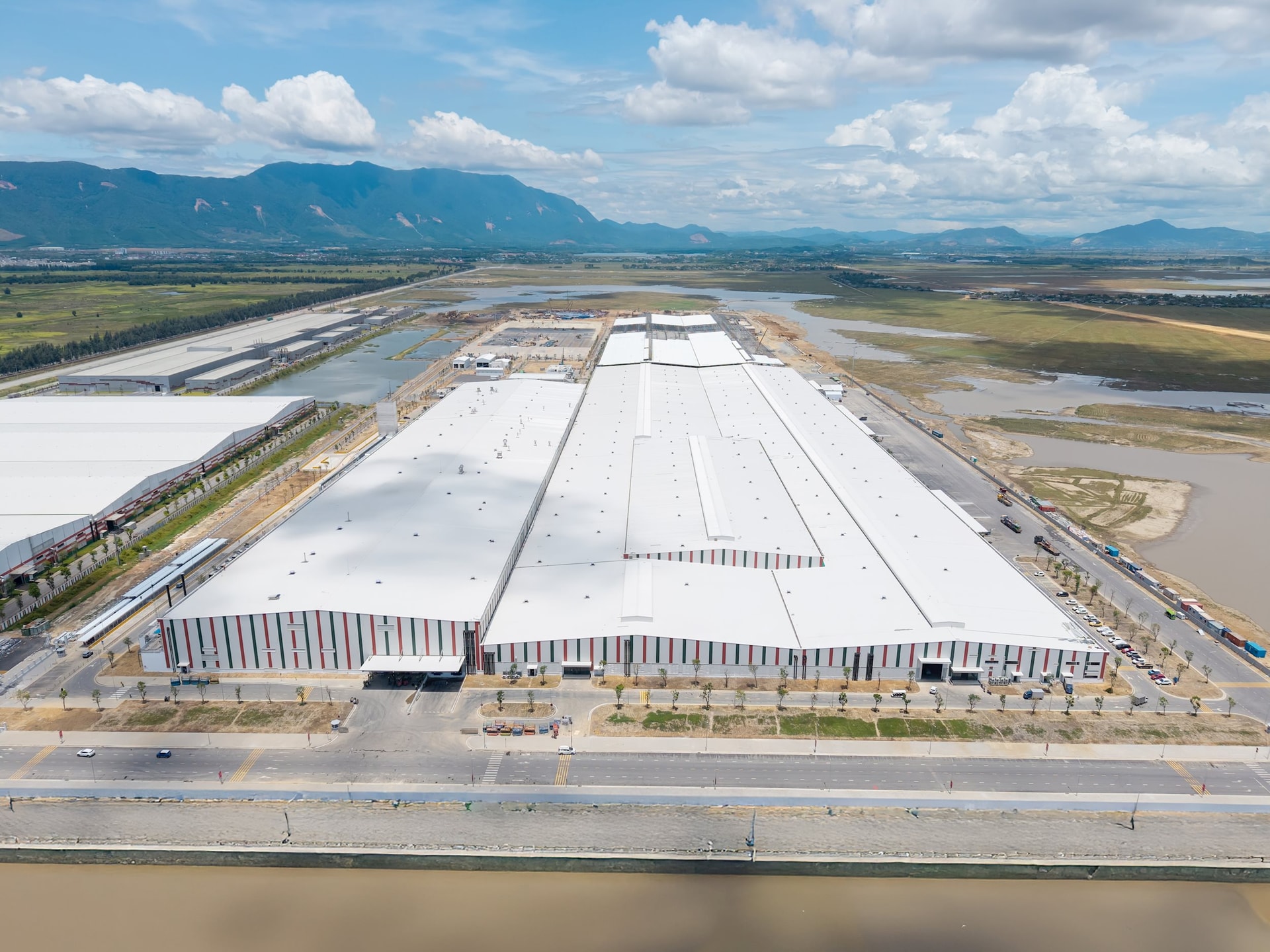 Bên trong nhà máy VinFast Hà Tĩnh hiện đại hàng đầu VN: Mỗi giờ xuất xưởng 35 xe, quy trình nghiêm ngặt - Ảnh 2