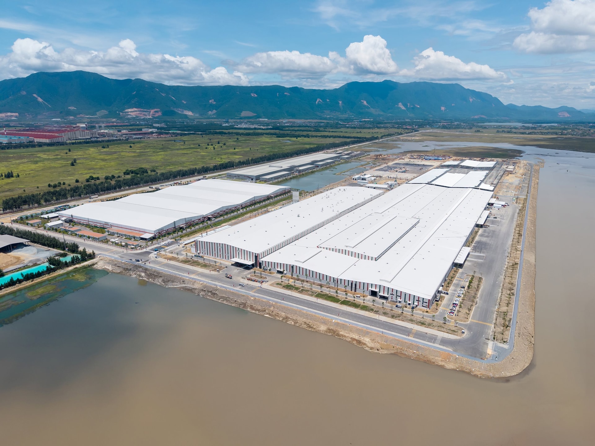 Bên trong nhà máy VinFast Hà Tĩnh hiện đại hàng đầu VN: Mỗi giờ xuất xưởng 35 xe, quy trình nghiêm ngặt - Ảnh 1