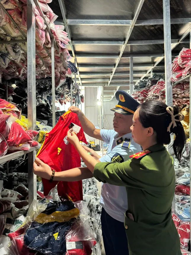 Hà Nội: Phát hiện 2.600 lít nước mắm không rõ nguồn gốc, cơ sở kinh doanh bị phạt 50 triệu đồng - Ảnh 2