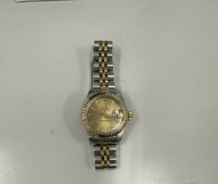 Sân bay Tân Sơn Nhất tìm người bỏ quên đồng hồ "logo Rolex", giày "có chữ Versace" - Ảnh 1