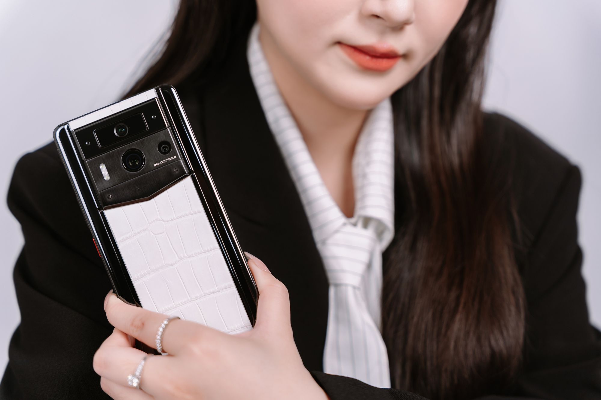 Giải mã siêu điện thoại được mệnh danh "ít phản bội" nhất, chạy song song 2 hệ điều hành - Ảnh 1