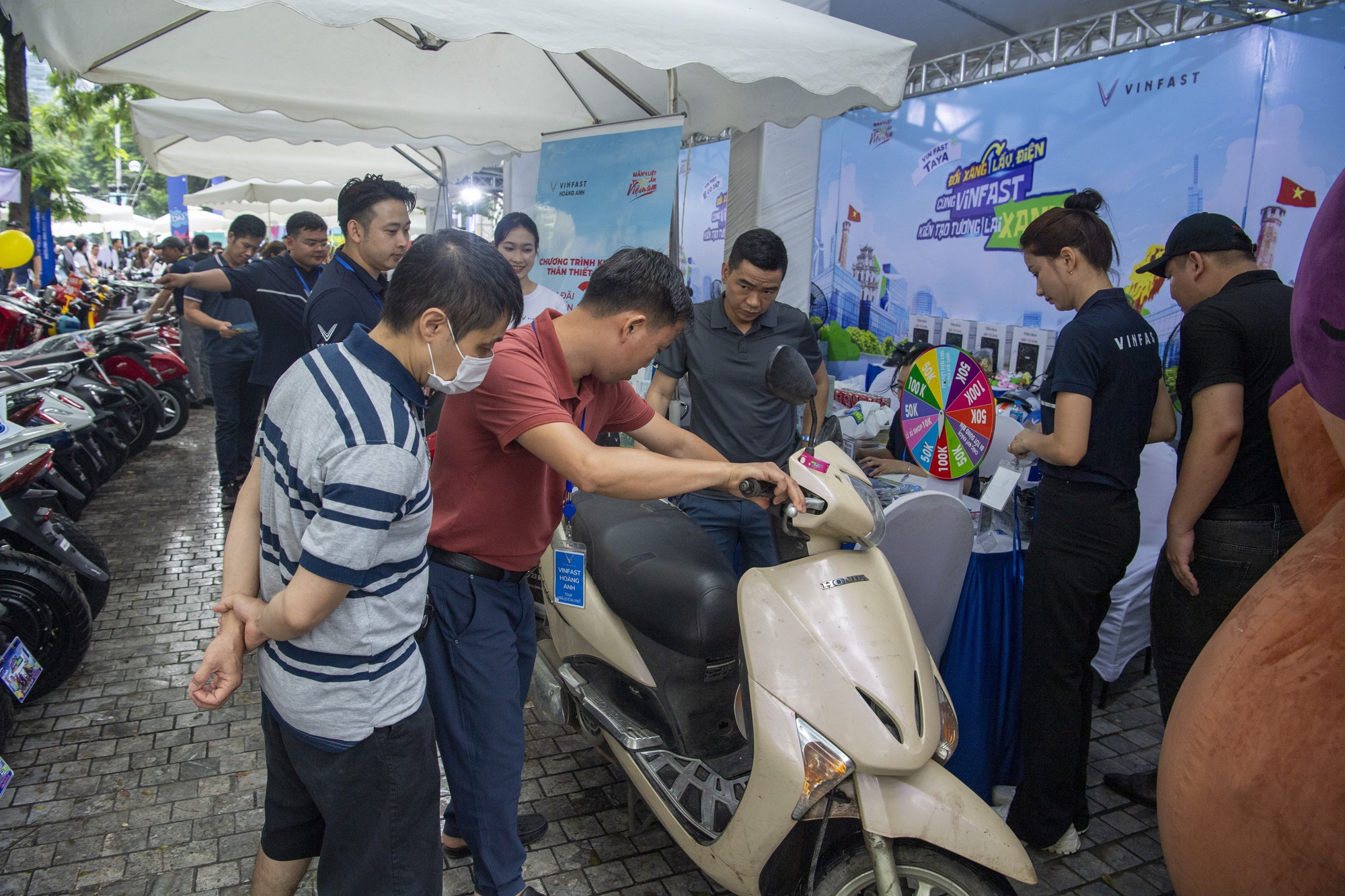 Dân chơi Hà thành mang cả Kawasaki đi ‘đổi xăng lấy điện’ VinFast, có kèo xe công nghệ nhanh 1 nốt nhạc - Ảnh 2