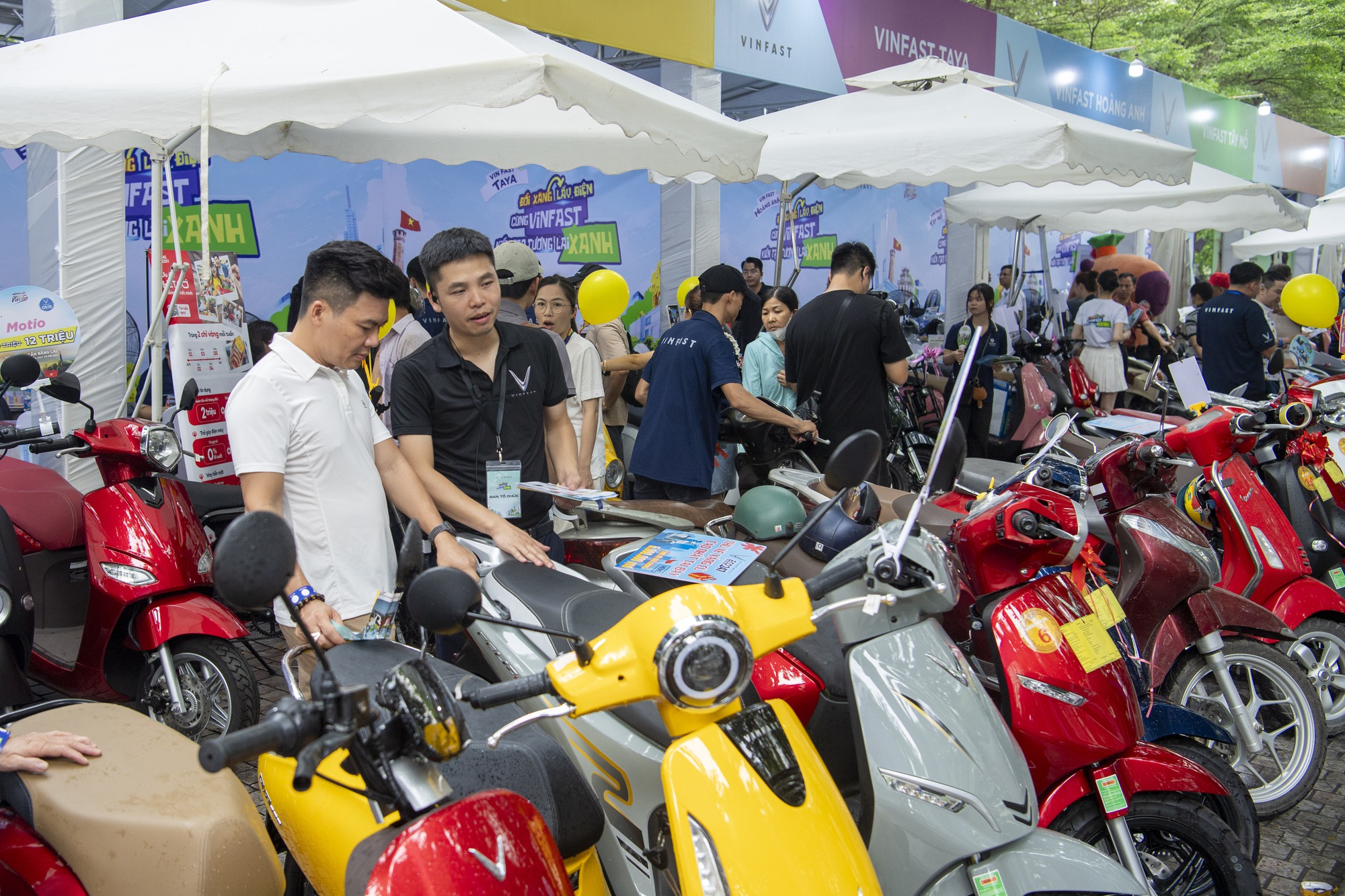 Dân chơi Hà thành mang cả Kawasaki đi ‘đổi xăng lấy điện’ VinFast, có kèo xe công nghệ nhanh 1 nốt nhạc - Ảnh 1