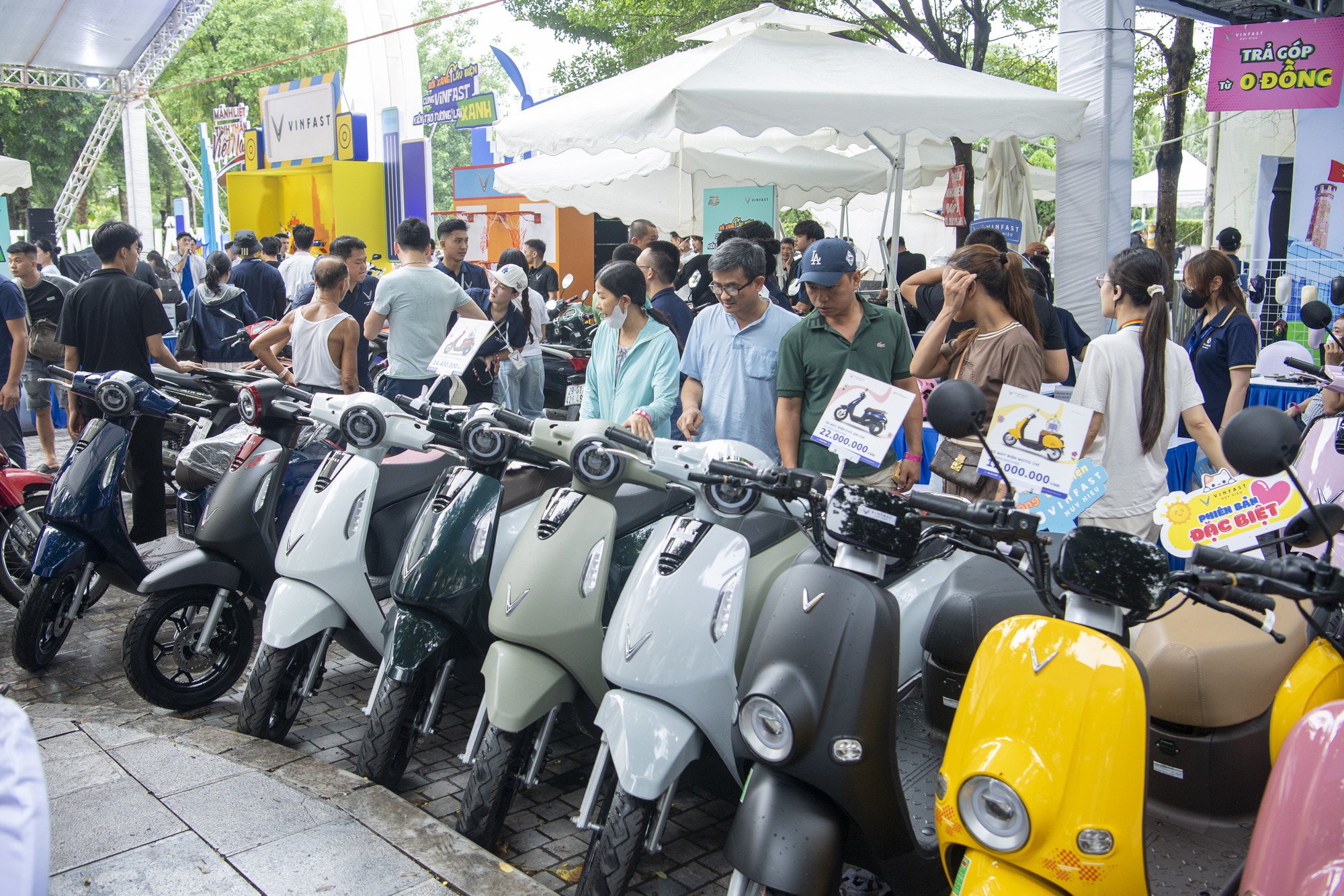 Dân chơi Hà thành mang cả Kawasaki đi ‘đổi xăng lấy điện’ VinFast, có kèo xe công nghệ nhanh 1 nốt nhạc - Ảnh 6